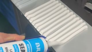 ওয়েদারপ্রুফ আপনার বাড়ির বাইরের সিলান্ট